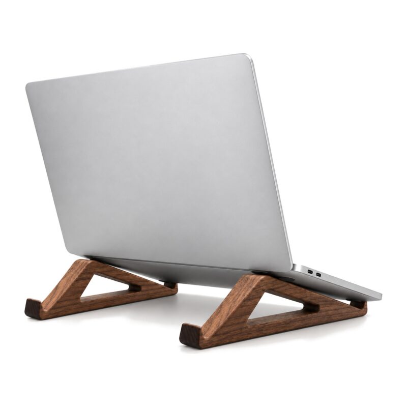 Drewniana podstawka pod laptopa, 2 wsporniki 26 cm, kąt 12 stopni - laptop na dwóch wspornikach widziany z tyłu, na białym tle, bez napisów i strzałek