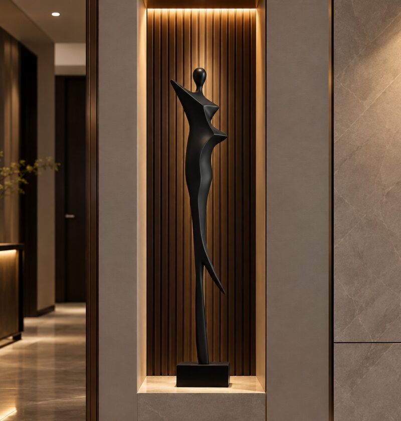 Figura abstrakcyjna kobiety na podstawie 92-130 cm, dekoracja podłogowa - nowoczesny przedpokój, podświetlana wnęka z lamelami, czarna figura 92 cm