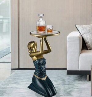 Figura dekoracyjna z tacą 63 cm, klęcząca kobieta, granat i złoto - nowoczesny salon z białą sofą i szarym dywanem, na tacy karafka bez etykiety i szklanka