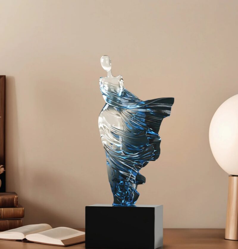 Figura kobiety w powiewającej sukni 36 cm, rzeźba z żywicy na podstawie - biurko w gabinecie z lampą kulą i otwartą książką