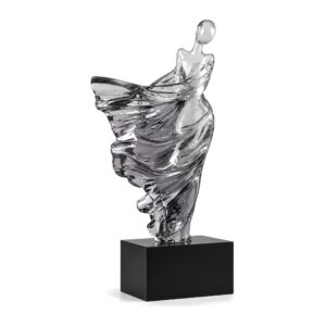 Figura kobiety w powiewającej sukni 36 cm, rzeźba z żywicy na podstawie - wariant szary przezroczysty na czarnej podstawie, białe tło