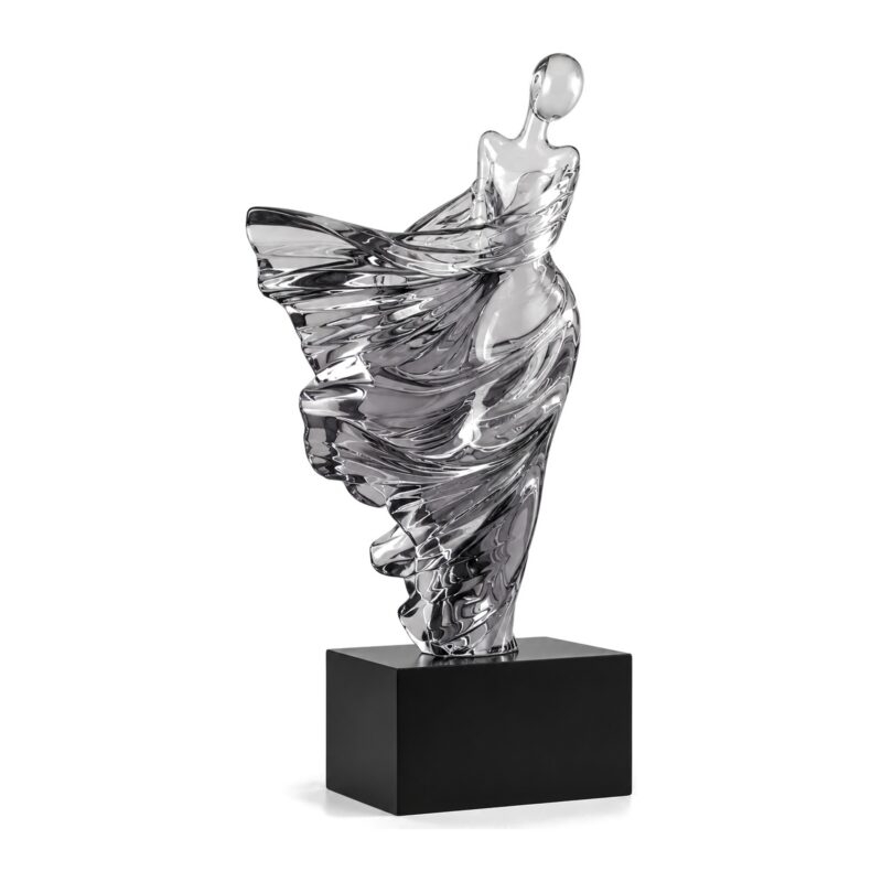 Figura kobiety w powiewającej sukni 36 cm, rzeźba z żywicy na podstawie - wariant szary przezroczysty na czarnej podstawie, białe tło