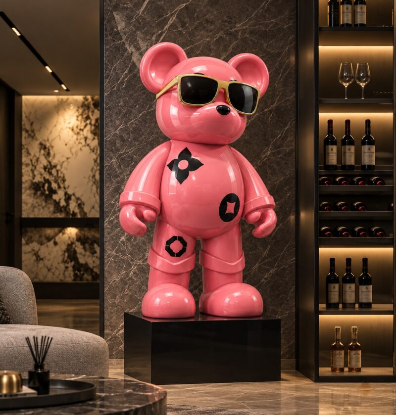 Duża figura misia w okularach z żywicy 70-90 cm, różowa, skarbonka - ciemne, eleganckie wnętrze z regałem na wino