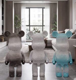 Figura misia z żywicy 50 cm, galwanizowana, dekoracja do salonu - nowoczesny salon w szarościach, trzy figury w różnych kolorach obok siebie