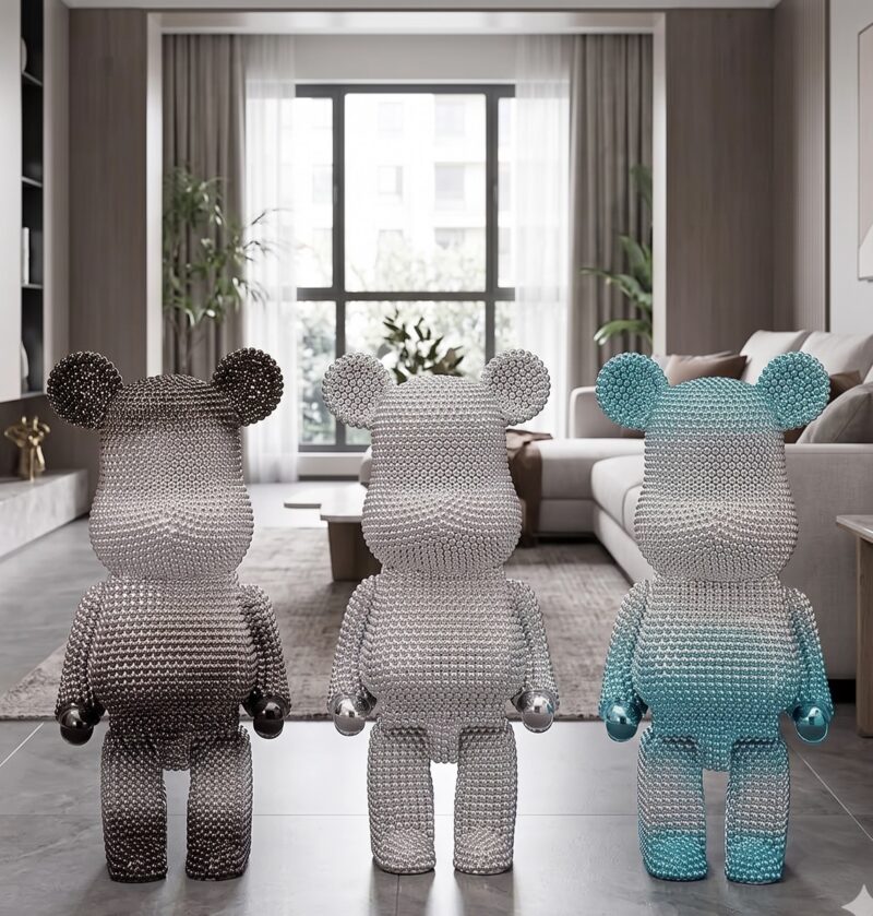 Figura misia z żywicy 50 cm, galwanizowana, dekoracja do salonu - nowoczesny salon w szarościach, trzy figury w różnych kolorach obok siebie