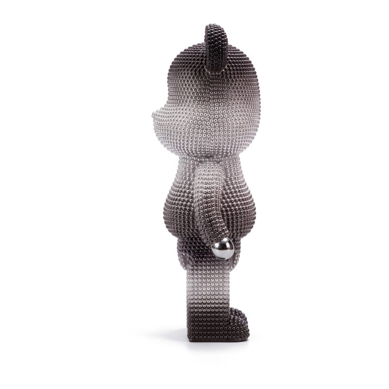 Figura misia z żywicy 50 cm, galwanizowana, dekoracja do salonu - figura czarno-srebrna na białym tle, ujęcie z przodu
