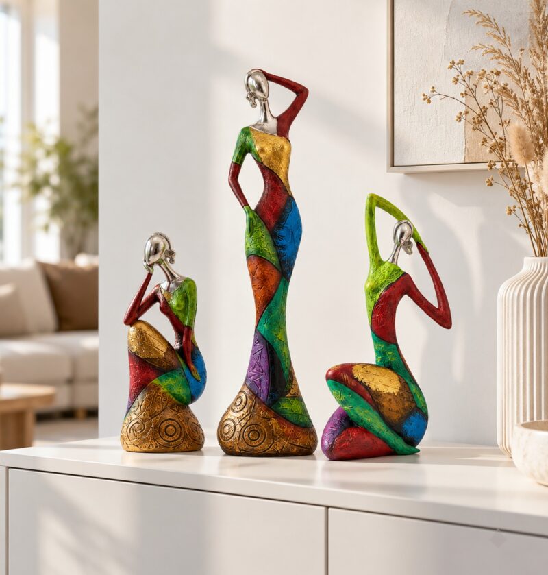 Figurka abstrakcyjna kobieta z żywicy, kolorowa, 23-35 cm, 3 modele - jasny salon w stylu skandynawskim, trzy figurki A, B, C na białej komodzie z suszonymi trawami i ceramicznym wazonem, naturalne światło