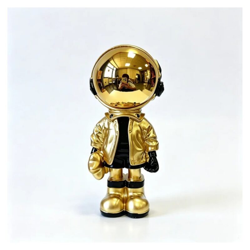 Figurka astronauty z żywicy ze złotym lustrzanym hełmem, 33 cm - wariant złoty