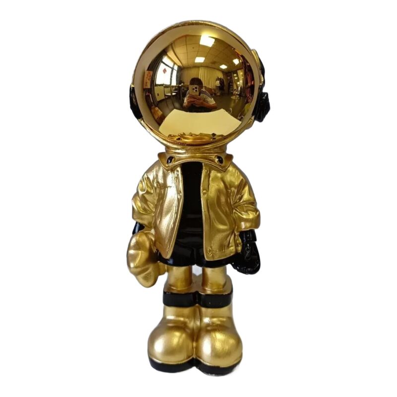 Figurka astronauty z żywicy ze złotym lustrzanym hełmem, 33 cm - wersja złota lekko z boku na białym tle