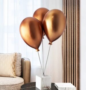 Figurka balony z żywicy 67 cm na marmurowej podstawie, dekoracja - jasny salon przy oknie, czarny okrągły stolik pod figurką