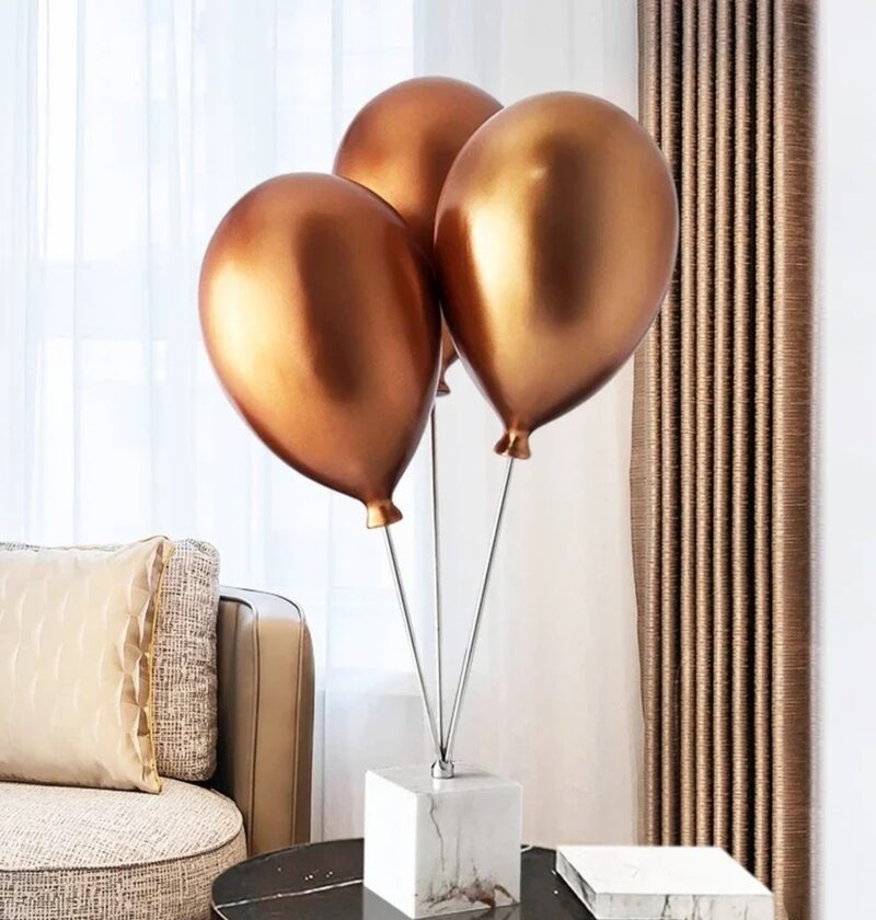 Figurka balony z żywicy 67 cm na marmurowej podstawie, dekoracja - jasny salon przy oknie, czarny okrągły stolik pod figurką