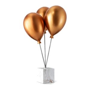 Figurka balony z żywicy 67 cm na marmurowej podstawie, dekoracja - wariant miedziany na białym tle, bez linii wymiarowych
