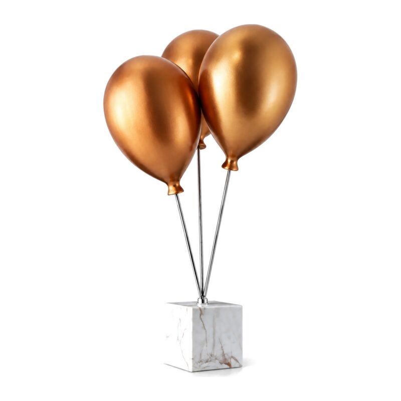 Figurka balony z żywicy 67 cm na marmurowej podstawie, dekoracja - wariant miedziany na białym tle, bez linii wymiarowych