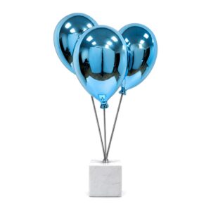 Figurka balony z żywicy 67 cm na marmurowej podstawie, dekoracja - wariant niebieski na białym tle, bez linii wymiarowych