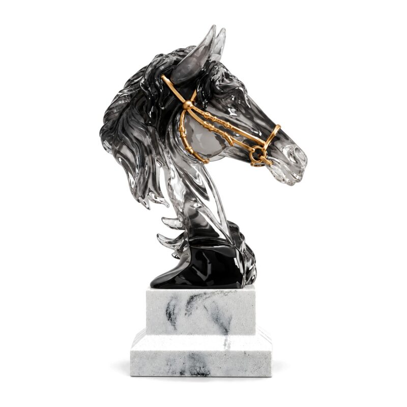 Figurka głowa konia 28 cm, przezroczysta żywica, złota uzda, podstawa - figurka z profilu, głowa skierowana w prawo, na białym tle