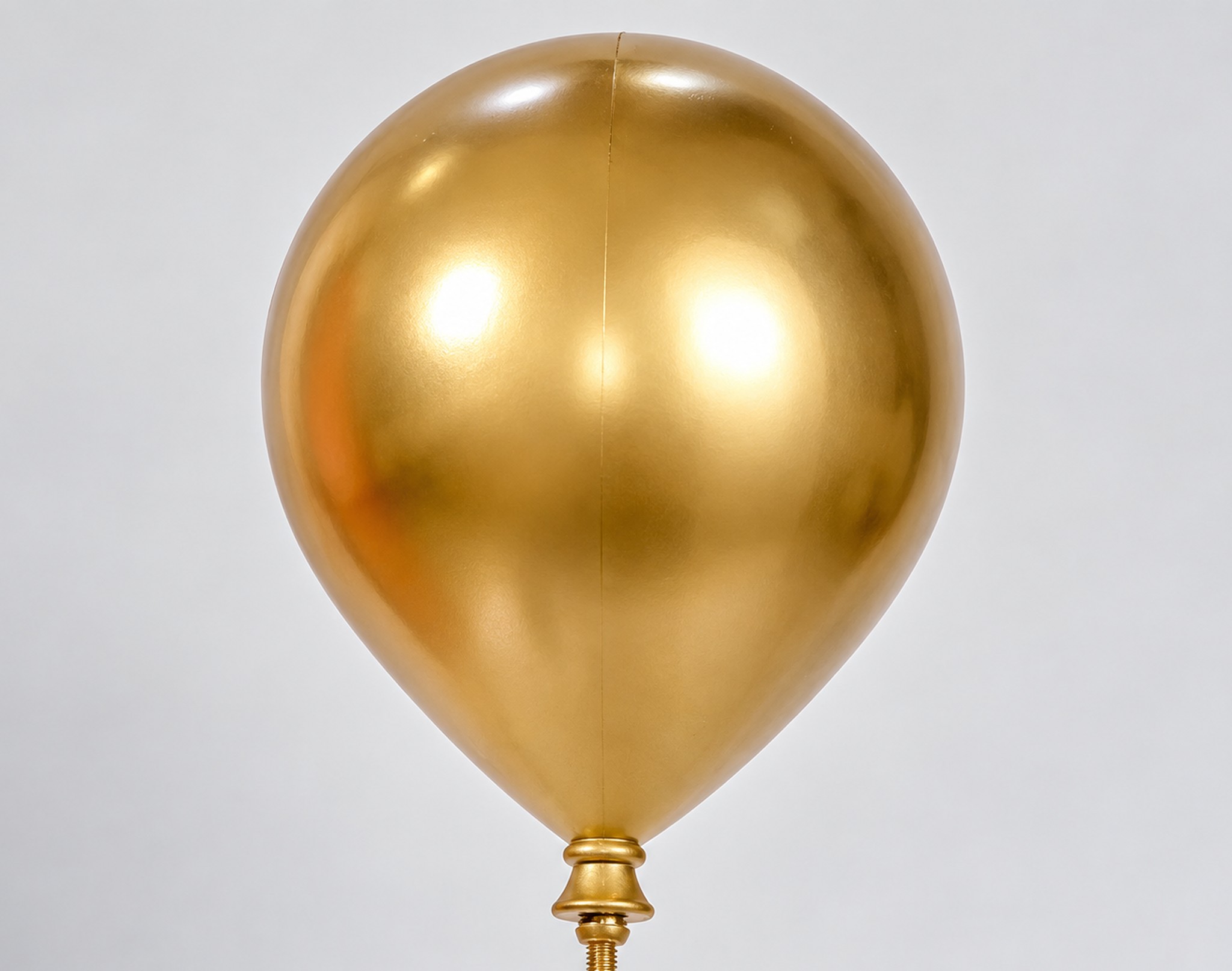 złoty balon z gwintowanym mocowaniem w zbliżeniu, bez tekstu