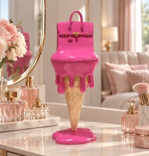 Figurka lody z torebką z żywicy 30,5 cm, rzeźba dekoracyjna pop-art - toaletka w sypialni w stylu glamour, różowa figurka obok lustra i flakonu perfum, realistyczna skala 30,5 cm