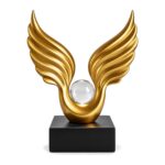 Figurka skrzydła anioła z kulą na czarnej podstawie, żywica, 22 cm - zdjęcie główne