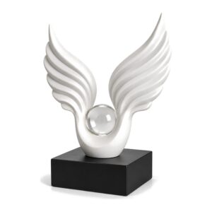 Figurka skrzydła anioła z kulą na czarnej podstawie, żywica, 22 cm - biała figurka skrzydeł z kulą na czarnej podstawie, widok 3/4, białe tło