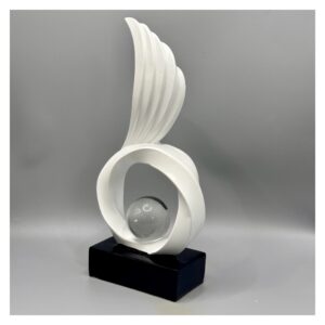 Figurka skrzydło z kulą w pierścieniu 28 cm, żywica, złota lub biała - wariant biały