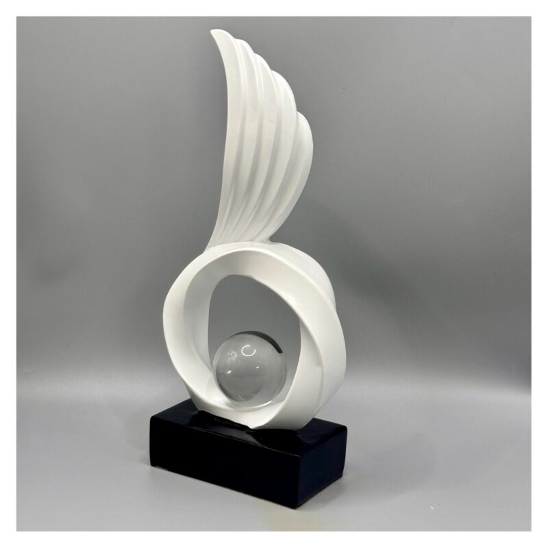Figurka skrzydło z kulą w pierścieniu 28 cm, żywica, złota lub biała - wariant biały