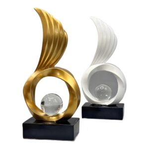 Figurka skrzydło z kulą w pierścieniu 28 cm, żywica, złota lub biała - obie wersje, złota i biała, obok siebie na białym tle