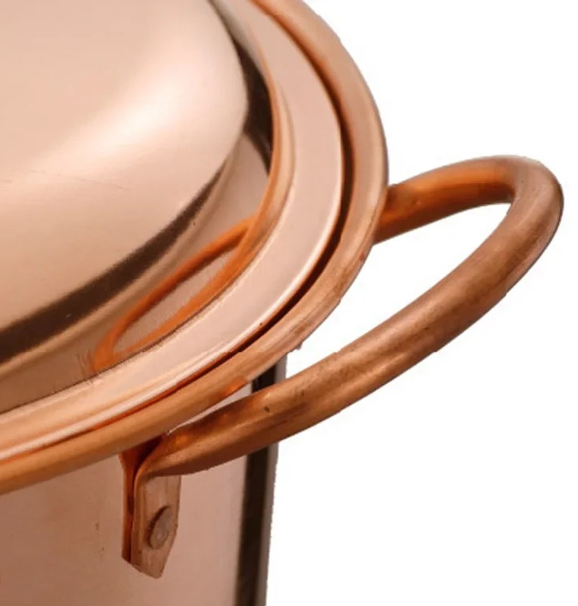 zbliżenie drucianego uchwytu i brzegu garnka