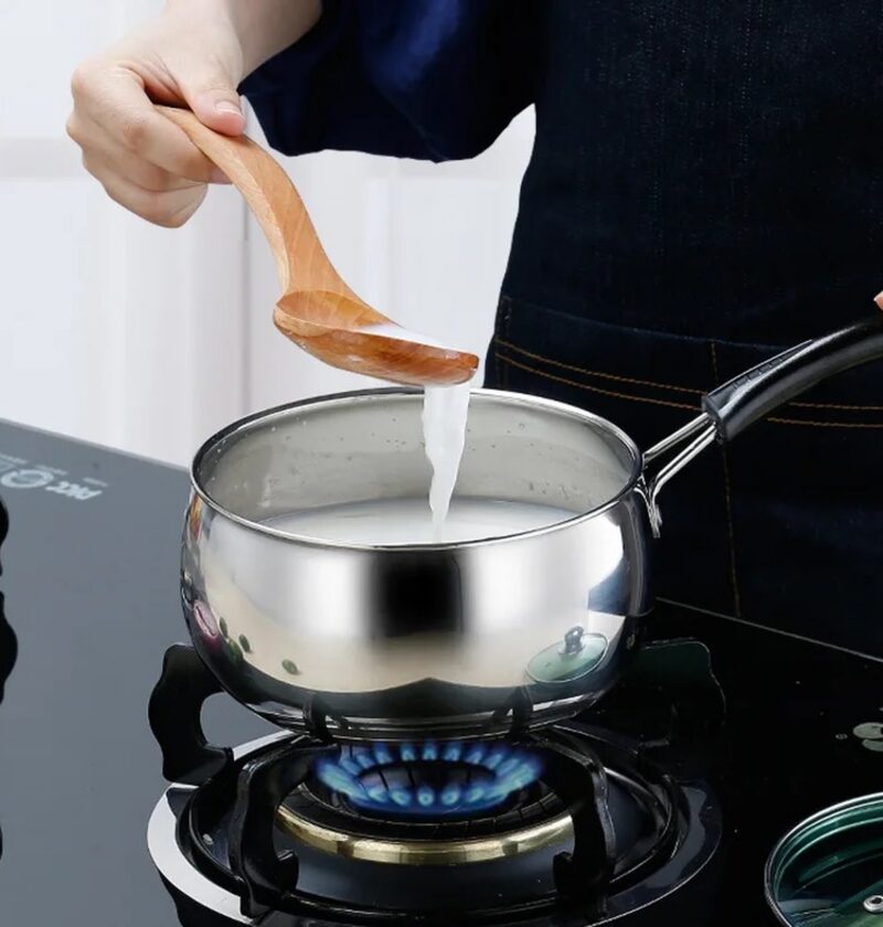 Garnek ze stali nierdzewnej z zieloną szklaną pokrywą, indukcja 14-24 cm - rondel z mlekiem na kuchence