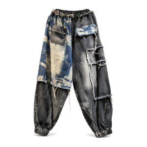 Jeansy cargo damskie z przetarciami i kieszeniami, luźne, vintage - tył spodni cargo, ghost mannequin, białe tło