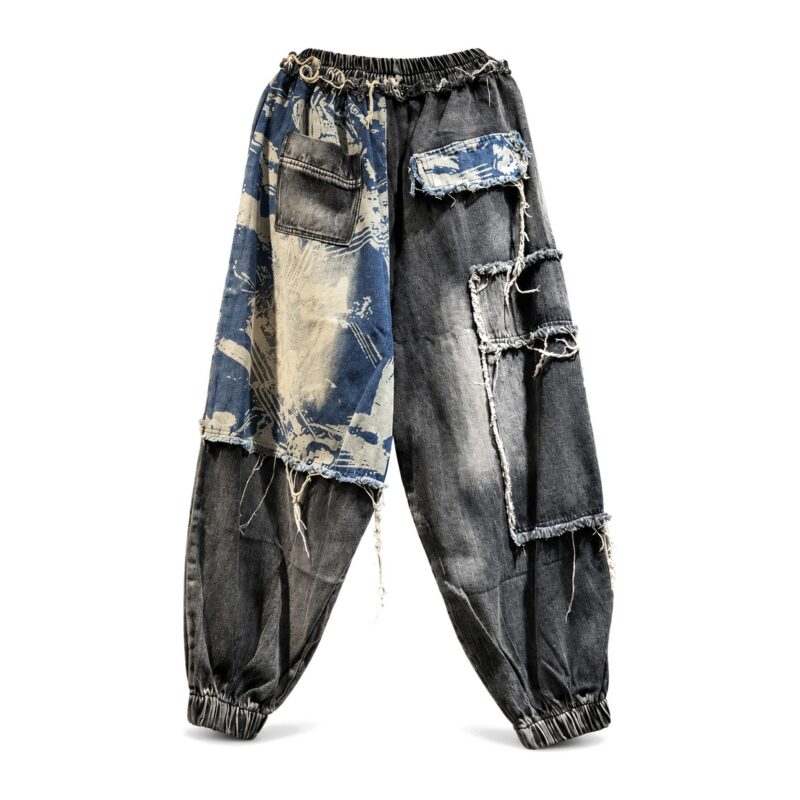 Jeansy cargo damskie z przetarciami i kieszeniami, luźne, vintage - tył spodni cargo, ghost mannequin, białe tło