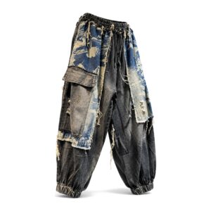 Jeansy cargo damskie z przetarciami i kieszeniami, luźne, vintage - przód spodni cargo w ujęciu 3/4, ghost mannequin, białe tło