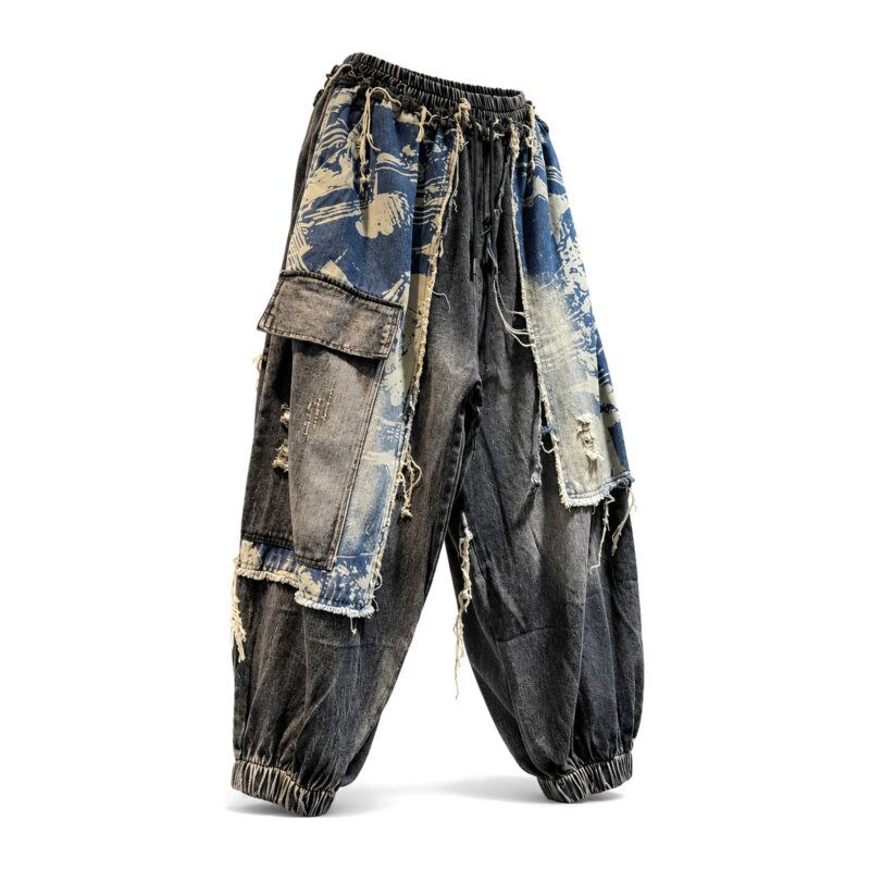 Jeansy cargo damskie z przetarciami i kieszeniami, luźne, vintage - przód spodni cargo w ujęciu 3/4, ghost mannequin, białe tło