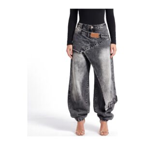 Jeansy damskie z asymetryczną nakładką, szerokie, z mankietami - wariant szary sprany, przód od pasa w dół, białe tło, usunięty artefakt lewej krawędzi