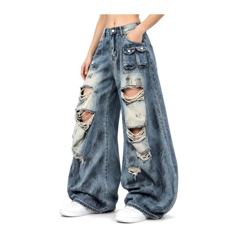 Jeansy damskie szerokie baggy z dziurami, wysoki stan, niebieskie - spodnie z boku na modelce, białe tło studyjne