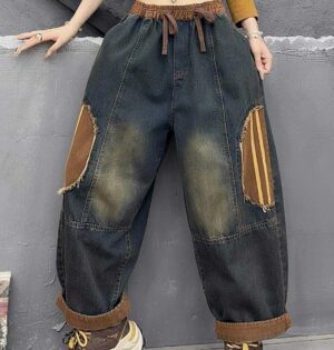 Jeansy damskie baggy z łatami patchwork, gumka ze sznurkiem, vintage - modelka na jesiennej ulicy, krótka kurtka, sneakersy