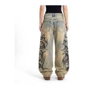 Jeansy damskie baggy z nadrukiem tribal, efekt sprania vintage - tył spodni wydzielony z kolażu, kadr od pasa w dół, białe tło