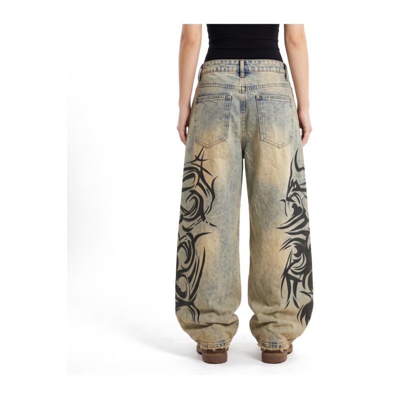 Jeansy damskie baggy z nadrukiem tribal, efekt sprania vintage - tył spodni wydzielony z kolażu, kadr od pasa w dół, białe tło