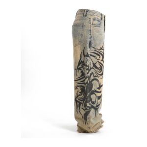 Jeansy damskie baggy z nadrukiem tribal, efekt sprania vintage - widok z boku, nadruk tribal na całej długości nogawki, białe tło