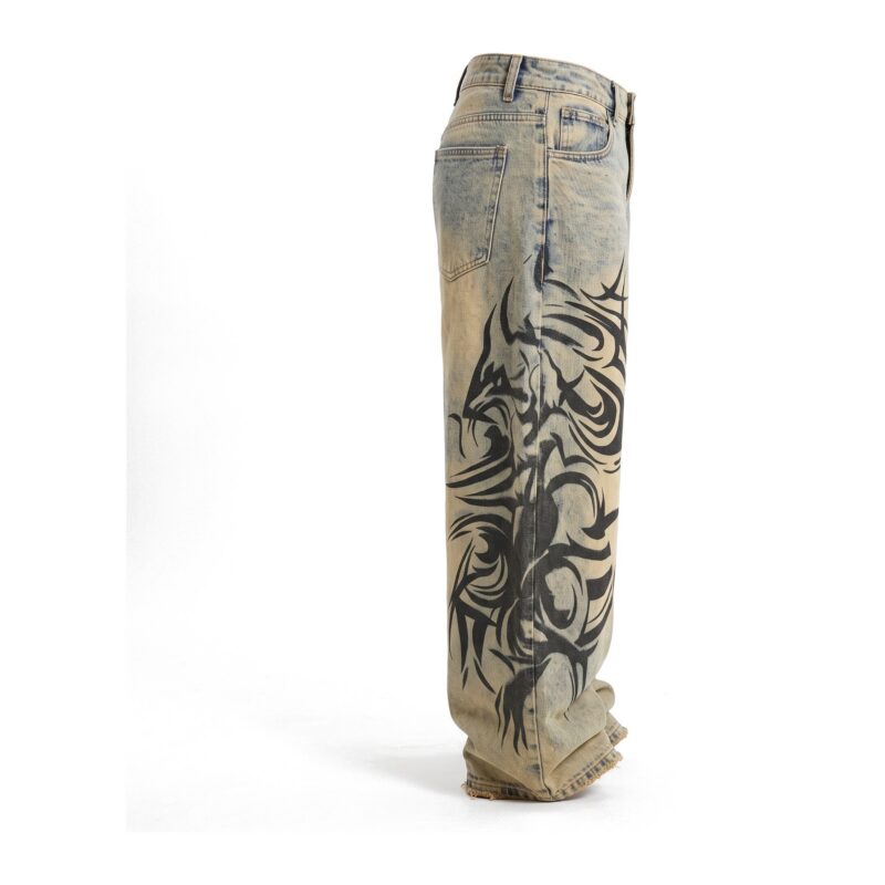 Jeansy damskie baggy z nadrukiem tribal, efekt sprania vintage - widok z boku, nadruk tribal na całej długości nogawki, białe tło