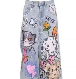 Jeansy damskie baggy z nadrukiem zwierząt, szerokie, wysoki stan - modelka w spodniach i luźnej bluzie w miejskim parku, naturalne światło