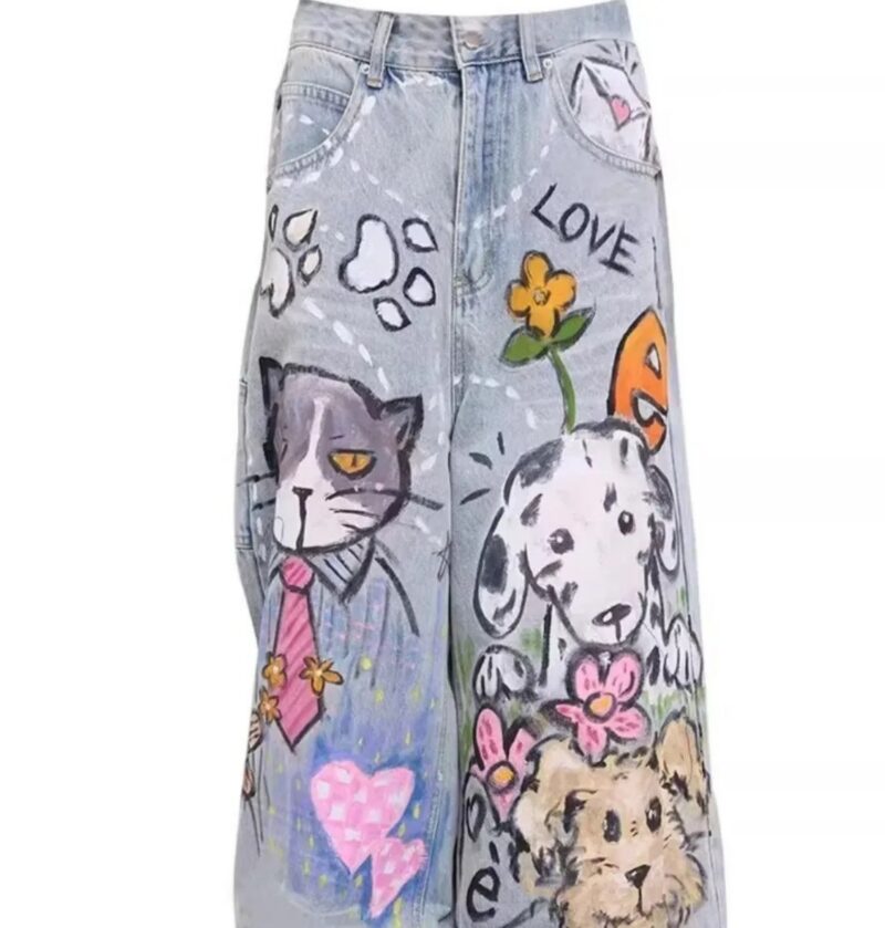 Jeansy damskie baggy z nadrukiem zwierząt, szerokie, wysoki stan - modelka w spodniach i luźnej bluzie w miejskim parku, naturalne światło