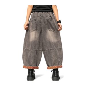 Jeansy damskie baggy z naszywkami patchwork, gumka w pasie, szare - tył spodni na modelce na białym tle