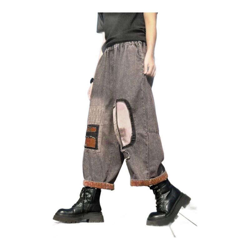 Jeansy damskie baggy z naszywkami patchwork, gumka w pasie, szare - profil spodni z boku na modelce na białym tle
