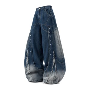 Jeansy damskie baggy z nitami i cieniowaniem, szerokie nogawki - niebieskie jeansy baggy z boku, białe tło
