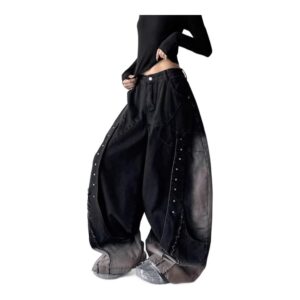 Jeansy damskie baggy z nitami i cieniowaniem, szerokie nogawki - czarne jeansy baggy w półprofilu, białe tło