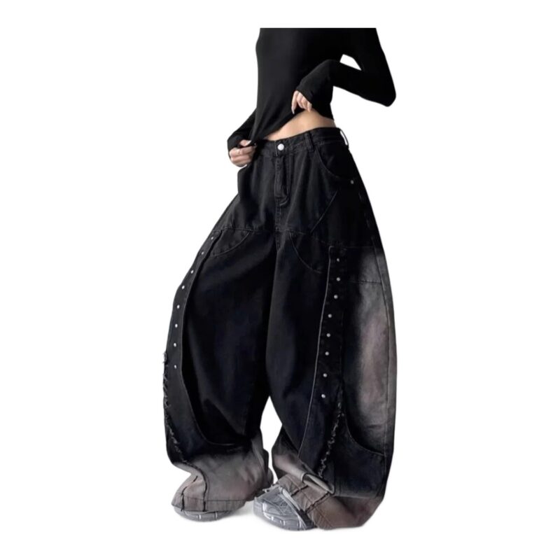 Jeansy damskie baggy z nitami i cieniowaniem, szerokie nogawki - czarne jeansy baggy w półprofilu, białe tło