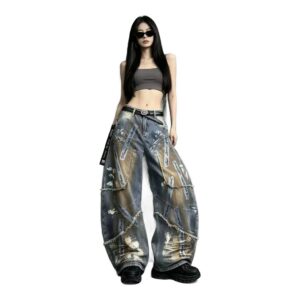 Jeansy damskie baryłkowe patchwork z postrzępionymi łatami, wysoki stan - bok jeansów na modelce, białe tło studyjne