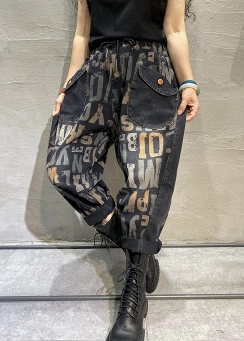 Jeansy damskie haremki z nadrukiem liter, na gumce ze sznurkiem - jesienna ulica miasta, modelka w jeansach z nadrukiem liter, oversize'owa kurtka i botki