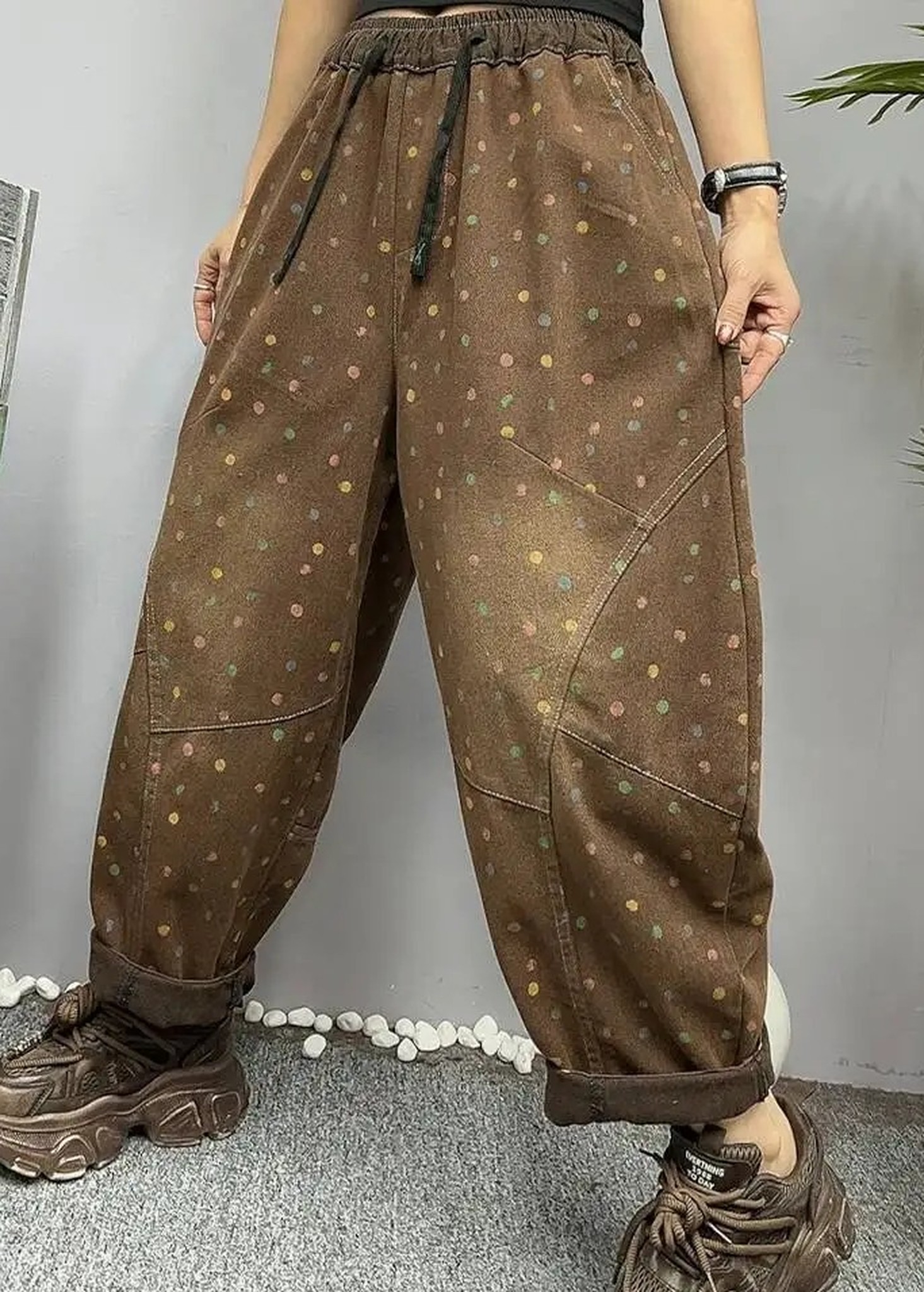 zbliżenie brązowego denimu w kropki