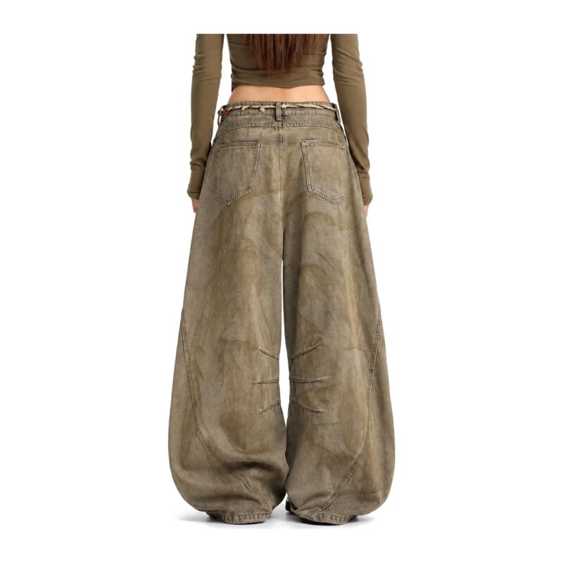 Jeansy damskie szerokie baggy z efektem sprania, retro, khaki - tył spodni na modelce, białe tło